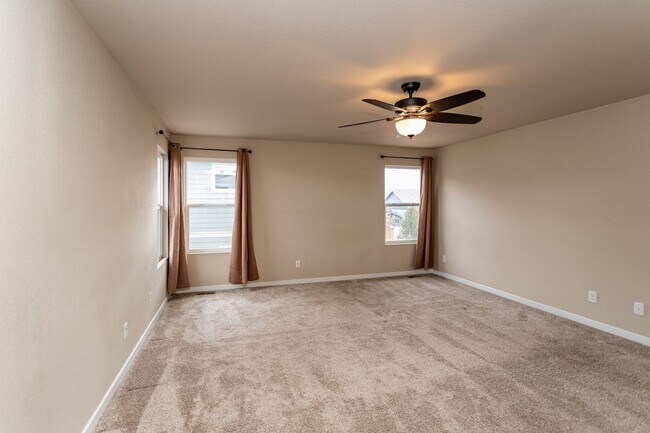 Building Photo - Beautiful Home with Stunning Views!