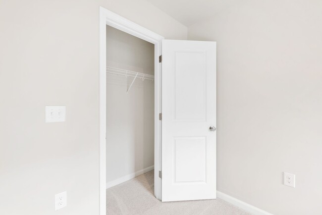 Building Photo - Move-In Ready 4-Bedroom Townhome in Rosedale!
