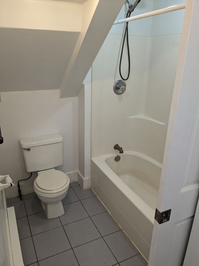 Building Photo - 3 Bed 2 Bath House Near Downtown Belgrade - Dogs Negotiable!