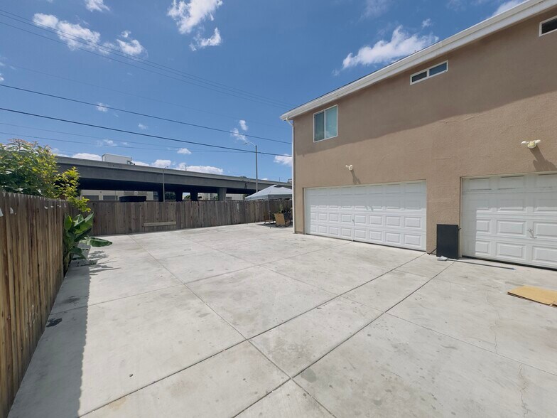 Building Photo - 2436 E 115th Pl