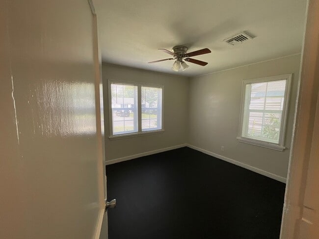 Building Photo - 308 E Kittyhawk Dr