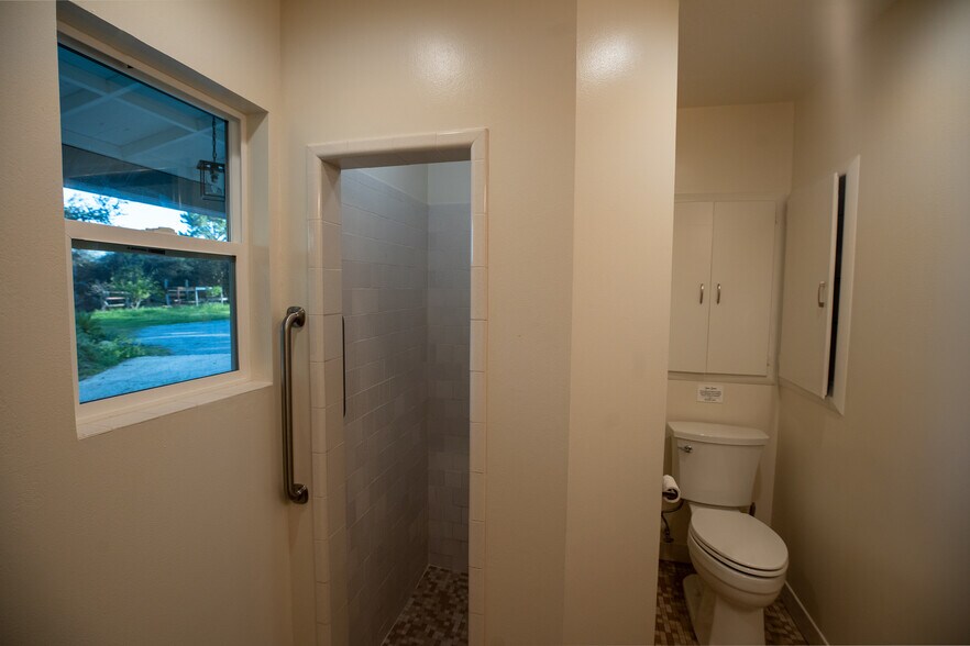 Building Photo - 384 Crazy Horse Canyon Rd