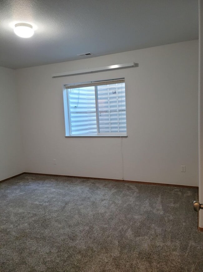 Building Photo - 5 Bed 3 Bath Ranch w/ AC - Available Now! ...
