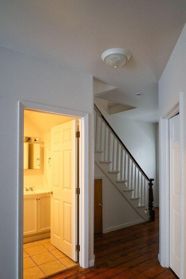 Building Photo - Lovely 4Br 2Bath with In-Unit Washer/Dryer