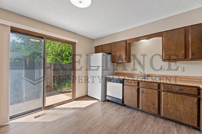 Building Photo - 1318 Peach Ave