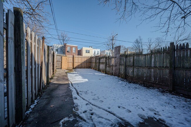 Building Photo - 2 bedroom one bath townhouse in Wilmington
