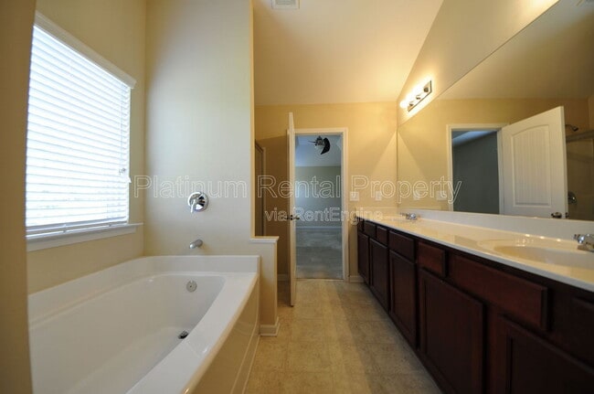 Building Photo - 1464 Wilford Dr NE