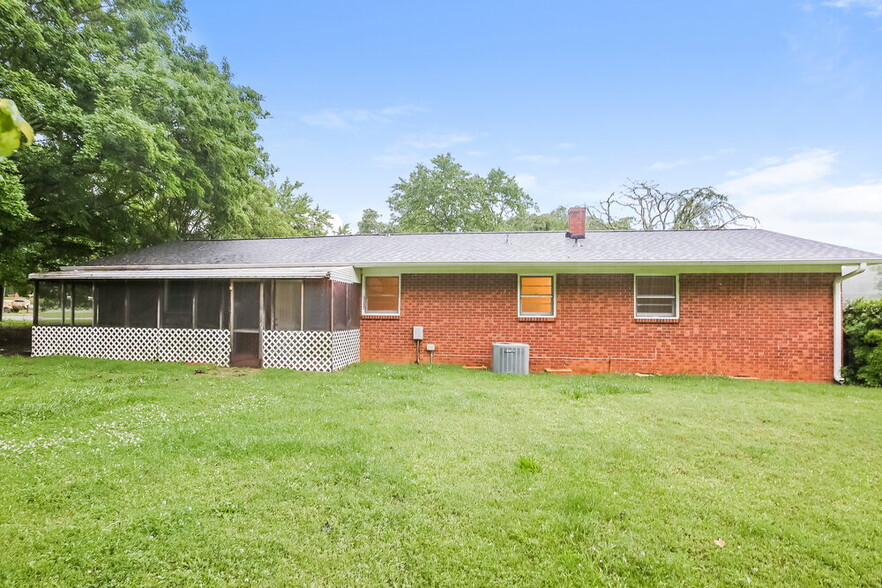 Building Photo - 125 Pinevale Dr