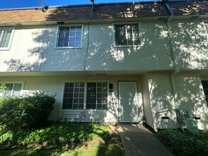 Building Photo - Three Bedroom Townhome Near River Access