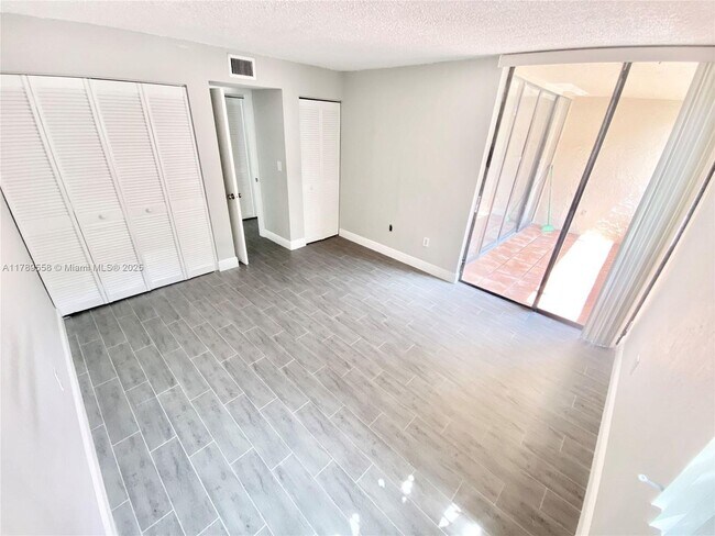 Building Photo - 10400 SW 108th Ave