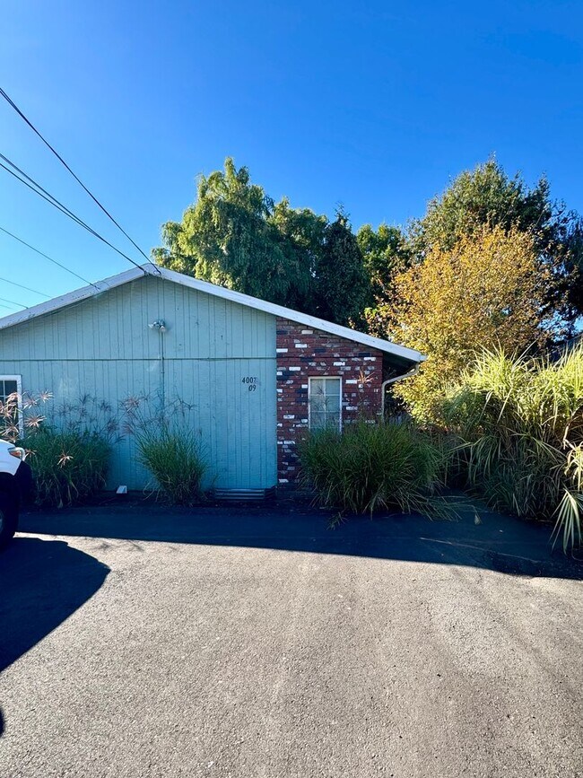 Building Photo - 4009-4009 SE 33rd Pl