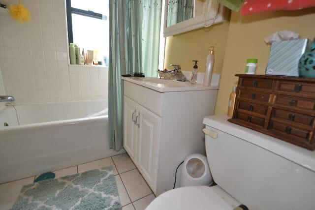 Building Photo - 3835 N Greenview Ave