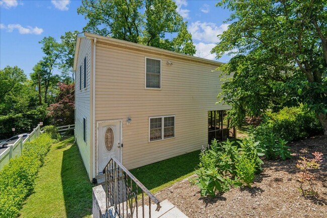Building Photo - Cozy 3BE/2.5BA Colonial in Takoma Park with screened porch!