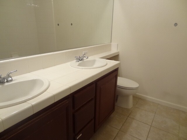 Building Photo - Huge home in Elk Grove