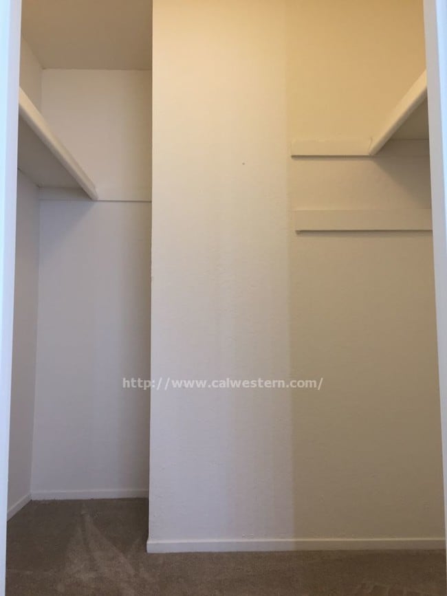 Building Photo - 2 bedroom Townhouse Apartments Available