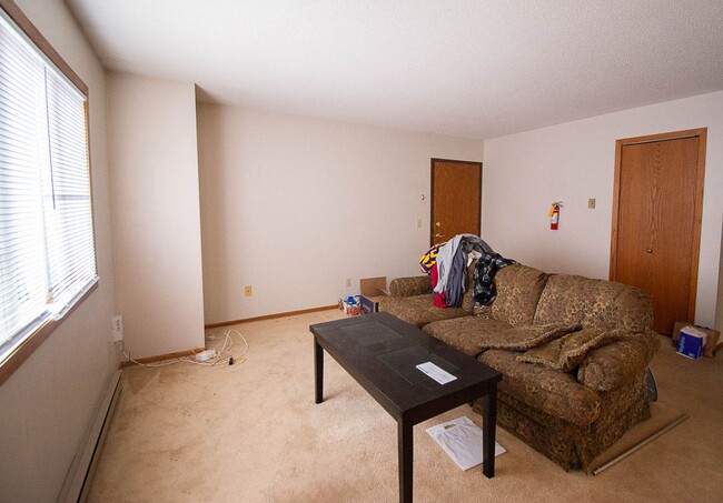 Building Photo - Upstairs condo with garage space in great NW location!