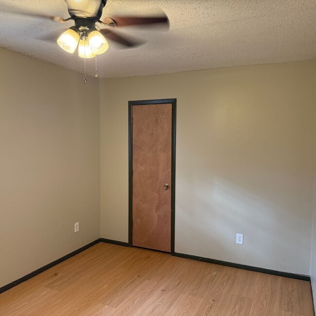 Building Photo - 2 Bedroom Home with unfinished Basement In SE Springfield