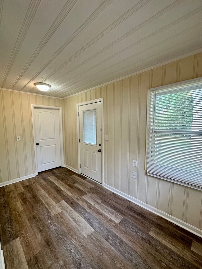 Building Photo - Renovated! Pre-Leasing for Fall 2026 3bd/2ba