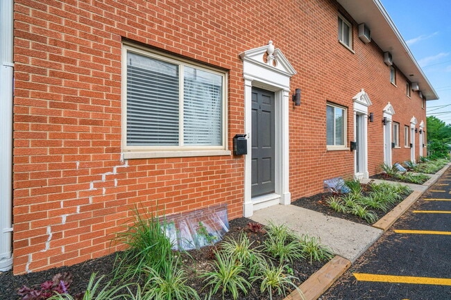 Building Photo - 656 Riverview Dr