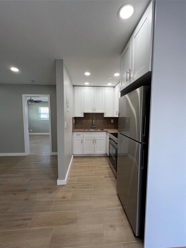 Building Photo - 2016 NE 17th Ct