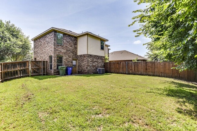 Building Photo - NICE 3 BEDROOM 2.5 BATH TOWNHOUSE LOCATED ...