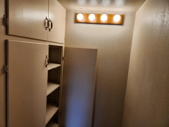 Building Photo - 133 SE Main St