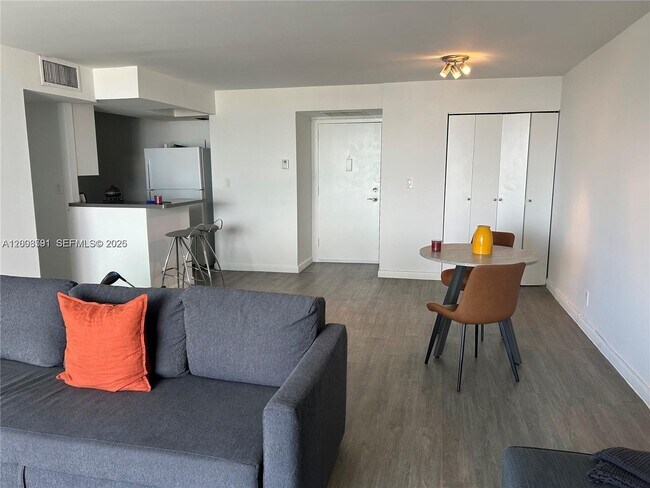 Building Photo - 1800 Collins Ave