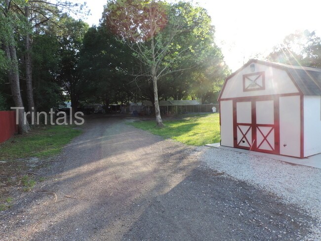 Building Photo - Newely remodeled 4 bedroom