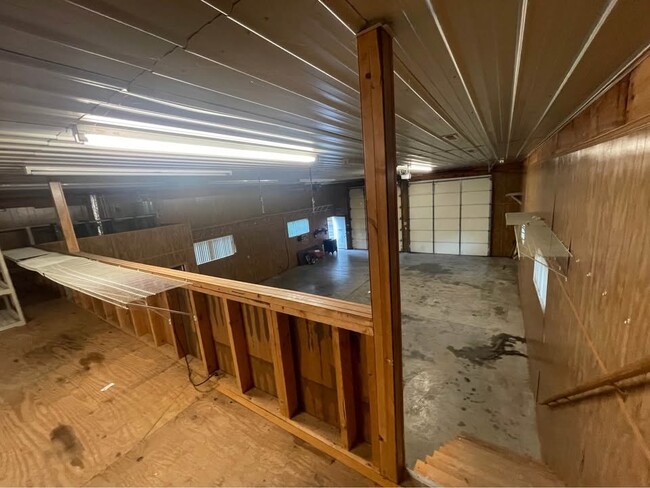 Building Photo - 226 Lake View Dr