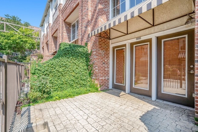 Building Photo - 2 bdrm, 2.5 bath Town Home steps away from...