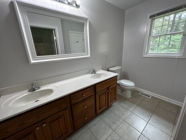 Building Photo - 3-Bedroom in Country Setting Close to Farmville!