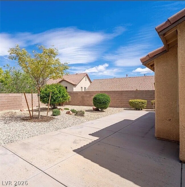 Building Photo - 2406 Paveene Ave