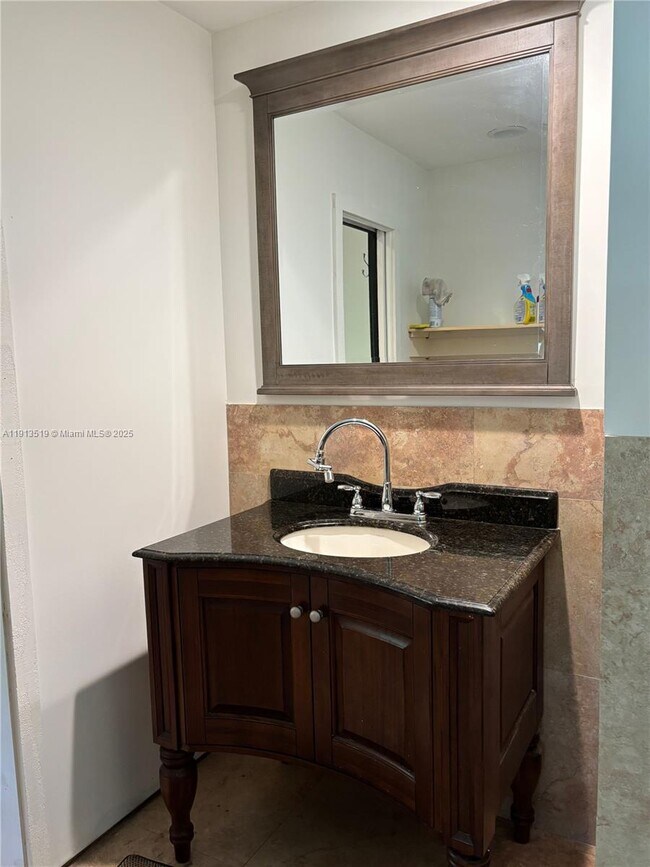 Building Photo - 2002 NE 43rd St