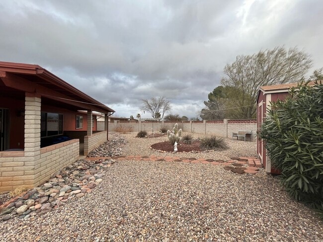 Building Photo - Large 4 bedroom with  yard