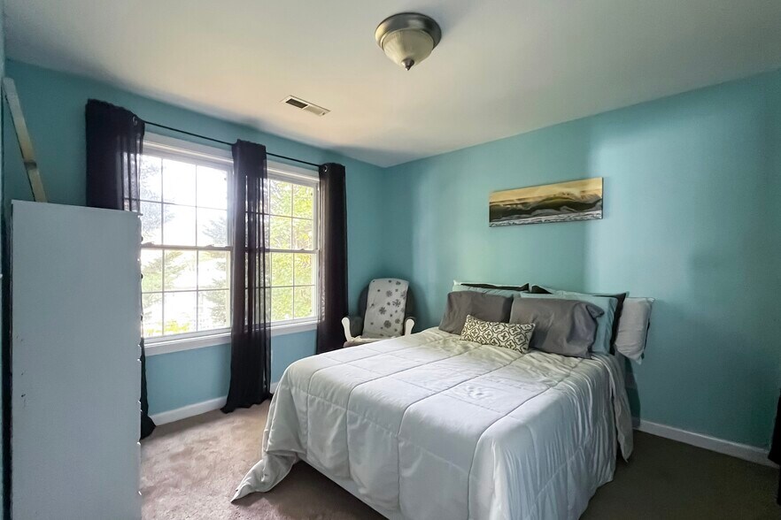 Second bedroom with double bed - 278 Harrison St