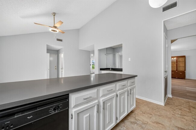 Building Photo - 2818 Crest Park Dr