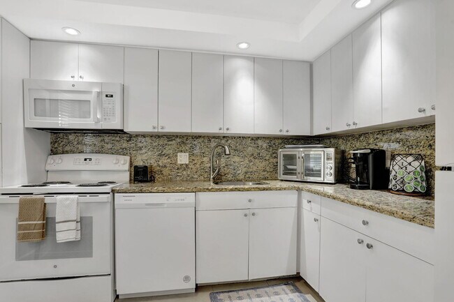 Building Photo - 2851 S Palm Aire Dr