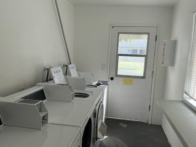 Building Photo - 2 Bedrooms, 1.5 Bathrooms