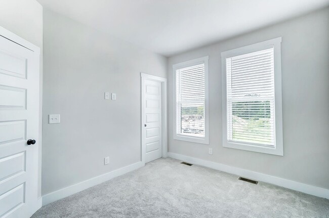 Building Photo - 3 Bedroom Townhome minutes from South End!
