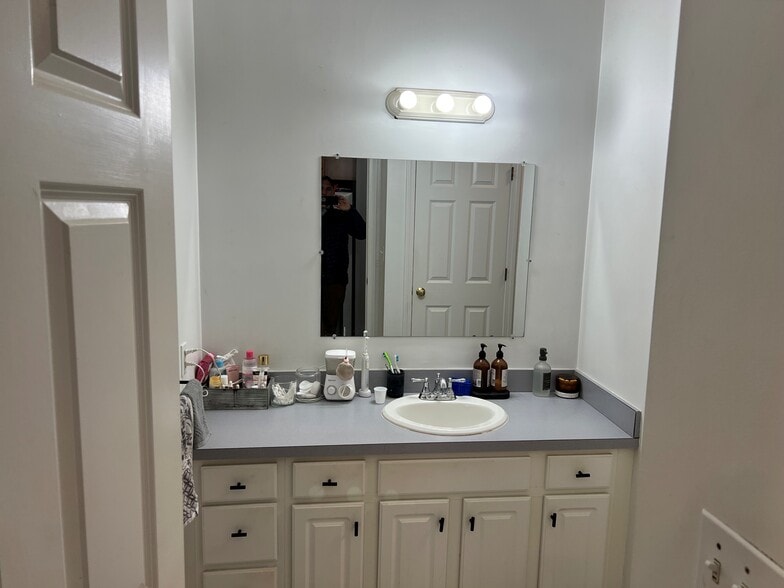 Building Photo - 27 Stonington St