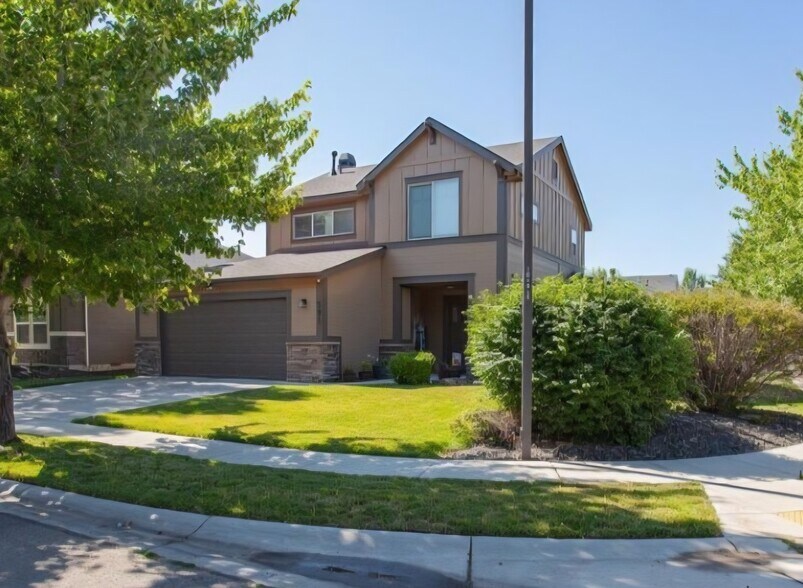 Building Photo - 591 W Kingsley St