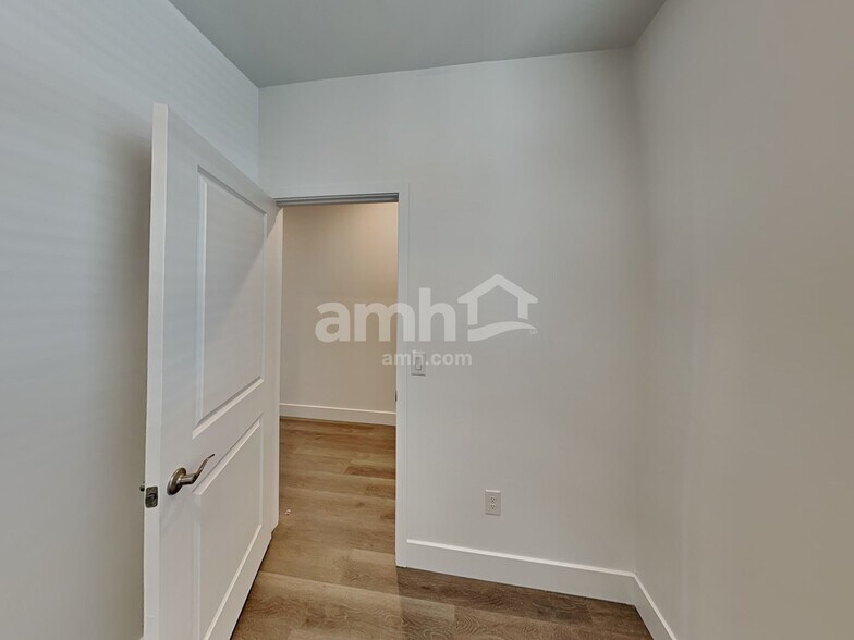 Building Photo - 9700 Harkes Dr