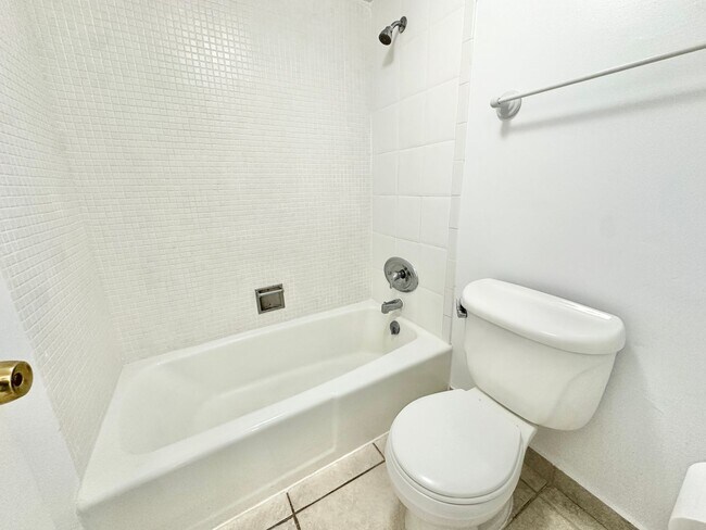 Building Photo - Amazing location: Close to Lincoln & the beaches: 1bed/1bath at the iconic Decoplage: available n...