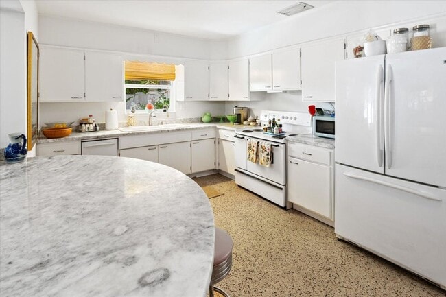 Building Photo - 202 32nd St