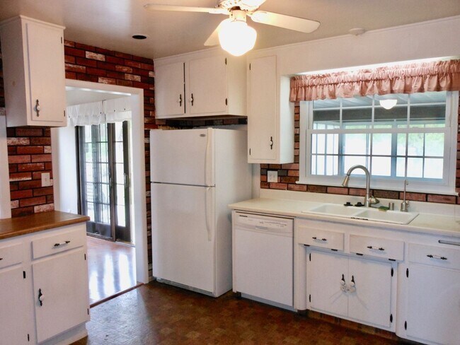Building Photo - FOR RENT: Charming Single Level House, Pri...