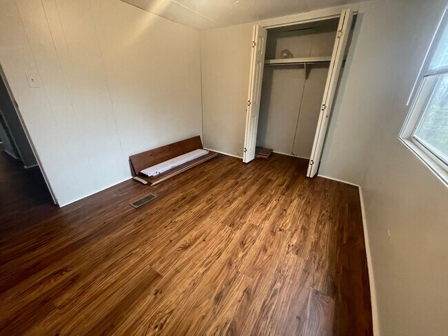 Building Photo - Adorable 2 Bedroom with Amazing Mountain Views!