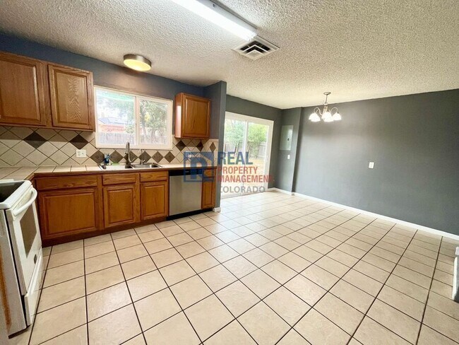 Building Photo - 425 Rosewood Dr