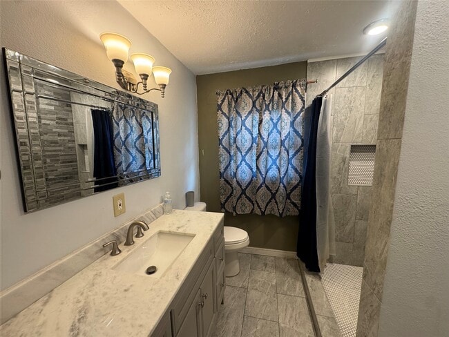 Building Photo - 702 Robin Cir