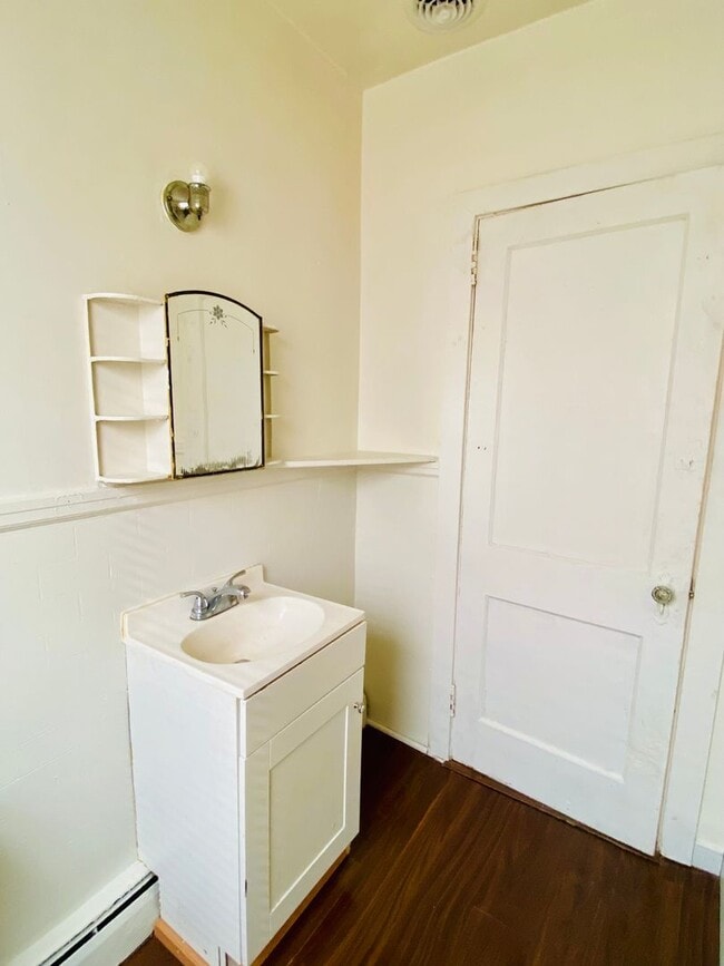 Building Photo - Adorable 2bdrm/1bth Bungalow Conveniently Located in Richmond's Historic Churchill!!