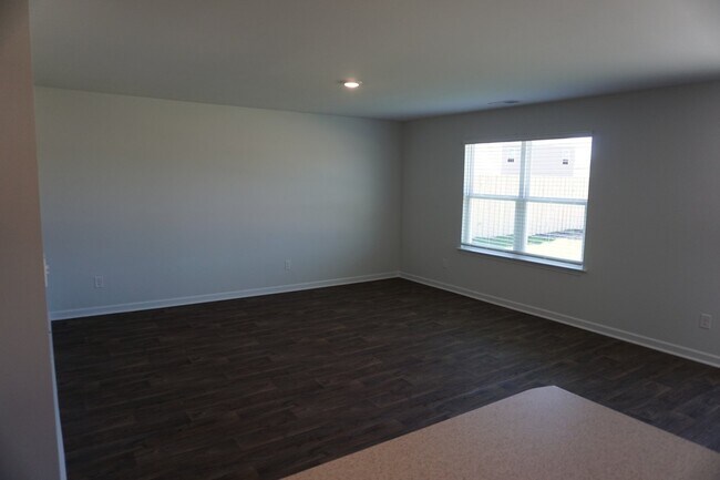 Building Photo - 602 Draymore Dr NE